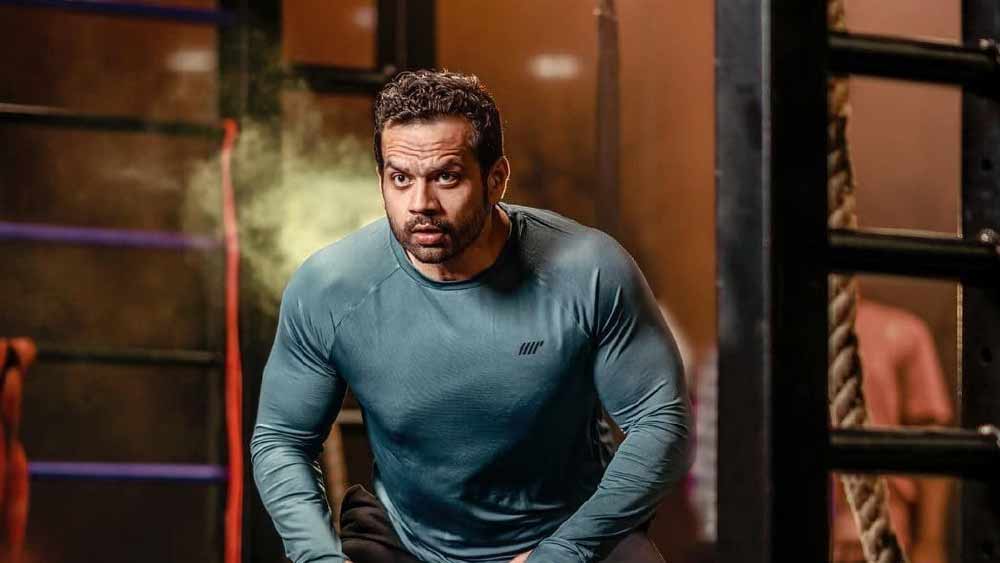 অনুরাগীদের কাছে গৌরব ‘ফ্লাইং বিস্ট’ নামে জনপ্রিয়। তিনি একাধারে যেমন জনপ্রিয় ইউটিউবার, তেমনই এক জন বডিবিল্ডার, আবার এক জন পাইলটও।