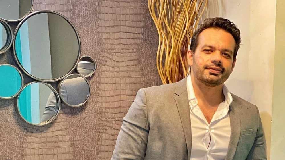 ১৯৮৬ সালে উত্তরপ্রদেশের কানপুরে জন্ম গৌরবের। বাবা ব্যাঙ্ককর্মী, মা স্কুলের শিক্ষিকা। তাঁর স্কুলজীবন কানপুরেই কেটেছে। তার পরই দুবাইয়ে যান উচ্চশিক্ষার জন্য। সেখানে বিড়লা ইনস্টিটিউট অব টেকনোলজি অ্যান্ড সায়েন্স (বিটস, পিলানি)-এ ভর্তি হন।