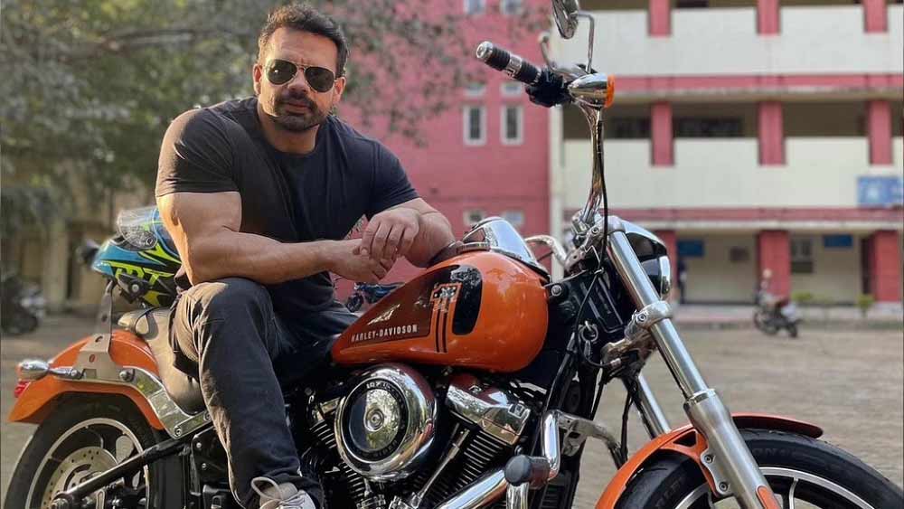 এখান থেকেই তাঁর জীবন সম্পূর্ণ অন্য দিকে মোড় নেয়। তিনি ভ্লগ করা শুরু করেন। ভারতীয়দের মধ্যে যাঁরা ভ্লগিং করে বিপুল জনপ্রিয় হয়েছেন, তাঁদের মধ্যে গৌরব অন্যতম। ভ্লগিং করে টাকা উপার্জন করতে শুরু করেন।