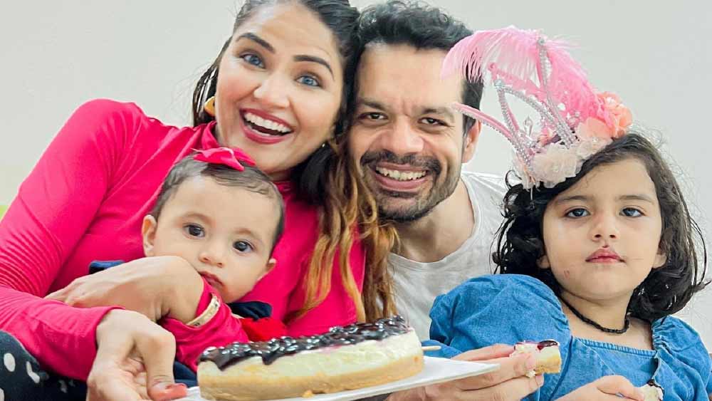 ২০১৬ সালে গৌরব বিয়ে করেন ঋতু রাঠিকে। তিনিও একজন পাইলট, আবার ভ্লগারও। তাঁদের দুই সন্তান— কিয়ারা এবং পিহু।