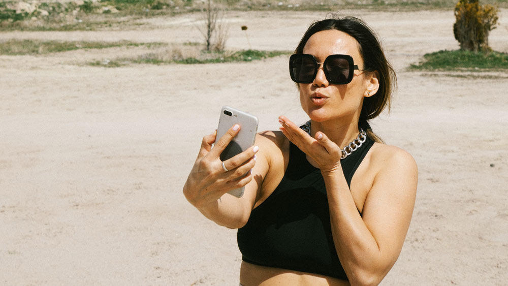 নিজস্বী তুলতে কে না ভালবাসে! কিন্তু, সেই ছবি তোলাই যদি আইনবিরুদ্ধ হয়? এমনকি, গাছের ডালে বসে থাকতে দেখলেও যদি পুলিশ আপনার কাছে জরিমানা চেয়ে বসে?