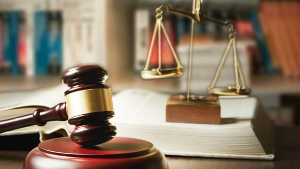 দেশ-বিদেশের বিভিন্ন প্রান্তে এ রকম কিছু আইন চালু রয়েছে, যা অদ্ভুত মনে হলেও, অমান্য করলে শাস্তি হিসাবে জরিমানাও করা হয়। নীচে এমনই কিছু আজব দেশের আজব নিয়মকানুন উল্লেখ করা হল।