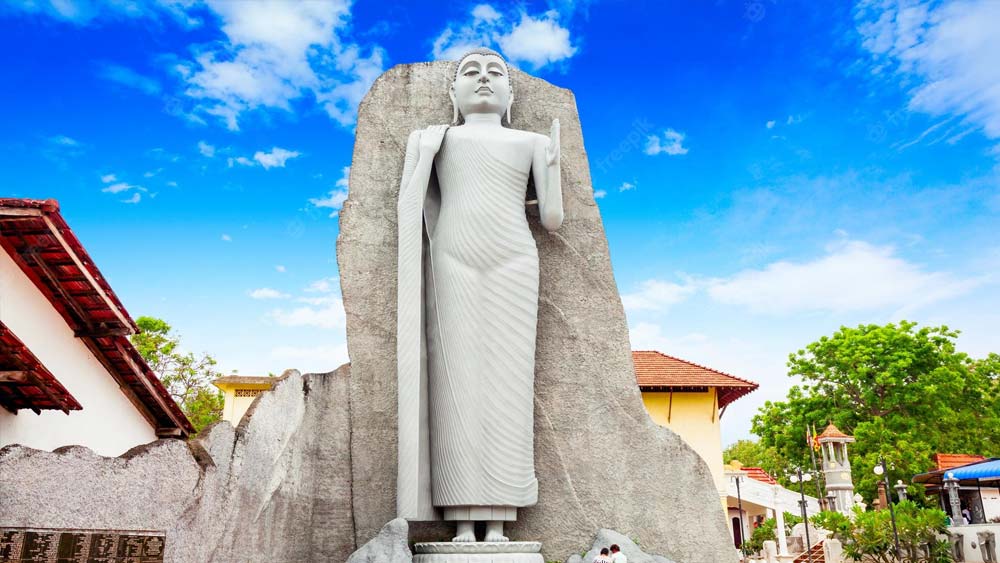 বুদ্ধমূর্তির সঙ্গে কোনও রকম নিজস্বী তোলা যাবে না। এমনকি, মূর্তির দিকে পিছন ফিরে দাঁড়িয়ে ছবি তোলাও নিষেধ। এমন ছবি তুলতে দেখলেই পুলিশ এসে হাজির হবে। প্রথমে ফোন থেকে সব ছবি ‘ডিলিট’ করতে বলবে পুলিশ। সেই নির্দেশ না মানলে জরিমানাও আদায় করা হবে।