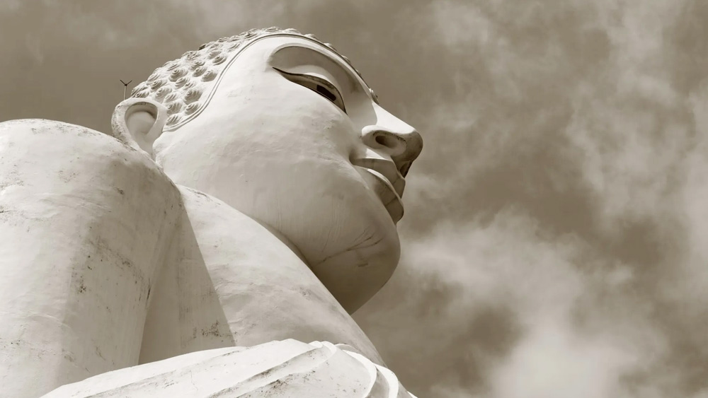 কিছু বিশেষ ভঙ্গিমাতেই দর্শনার্থীরা বুদ্ধমূর্তির সঙ্গে ছবি তুলতে পারেন। শ্রীলঙ্কার আইন অনুযায়ী, মূর্তির সামনে পাশ ফিরে দাঁড়ালে অথবা মূর্তির দিকে মুখ করে দাঁড়ালে তা আইনবিরুদ্ধ নয়।