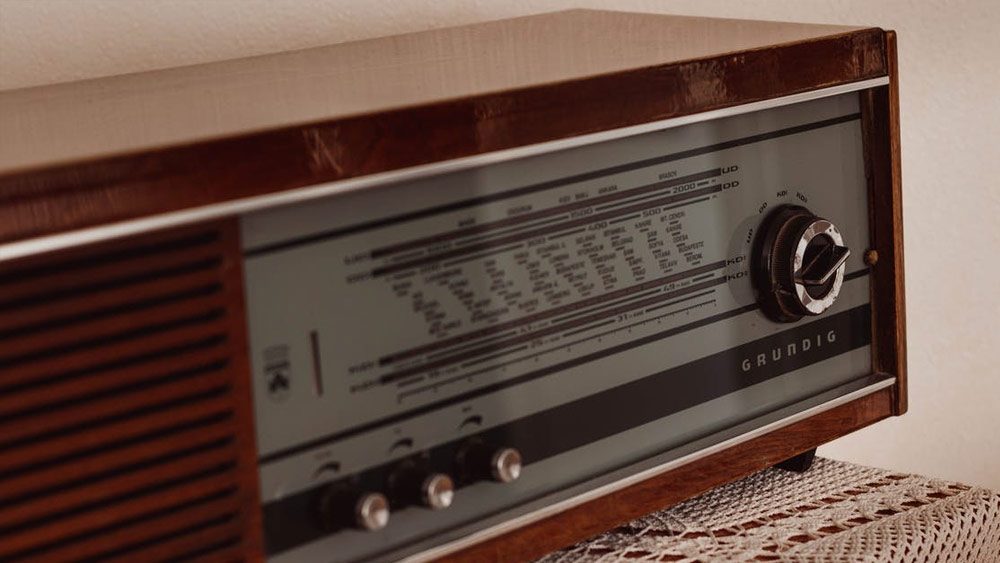 রেডিয়ো চ্যানেলে কাজ করতে গেলে অনেক নিয়মবিধি মেনে চলতে হয়। তবে, এর জন্য আলাদা আইন রয়েছে কানাডায়। যে কোনও রেডিয়ো চ্যানেলে কোনও অনুষ্ঠান সম্প্রচার করতে হলে তাতে অংশগ্রহণকারী শিল্পীদের ৩৫ শতাংশ কানাডার নাগরিক হতে হবে।