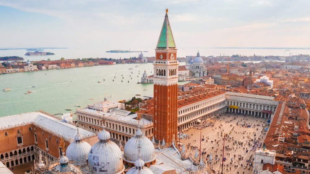 ভেনিসের একটি দ্রষ্টব্য স্থান সেন্ট মার্ক স্কোয়ার। এই এলাকায় প্রচুর পায়রার বাস। স্মৃতিস্তম্ভের গায়ে যদি কোনও ভাবে পায়রা মলত্যাগ করে, তা হলে তা স্মৃতিস্তম্ভের সৌন্দর্য নষ্ট করে ফেলবে।