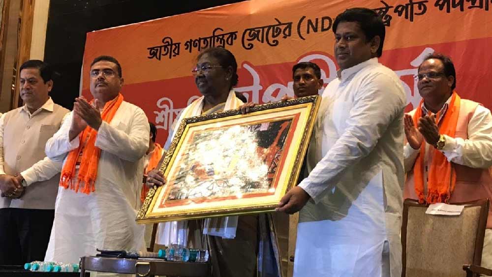 এনডিএ-র রাষ্ট্রপতি পদপ্রার্থী দ্রৌপদী মুর্মুর হাতে কালীর ছবি তুলে দিচ্ছেন বিজেপির রাজ্য সভাপতি।