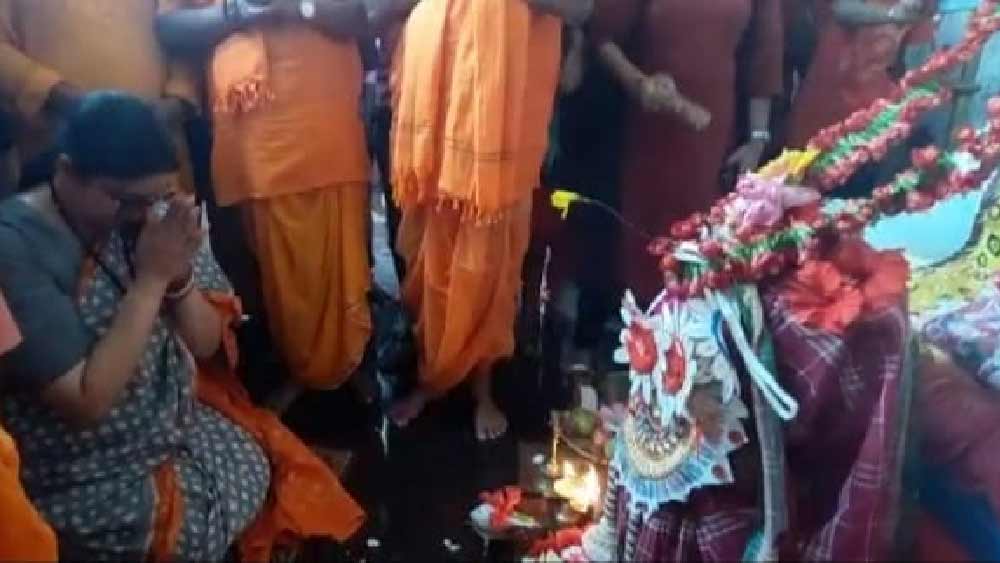 হাওড়ার পাঁচলার কালীমন্দিরে পুজো দিচ্ছেন কেন্দ্রীয় মন্ত্রী স্মৃতি ইরানি। 