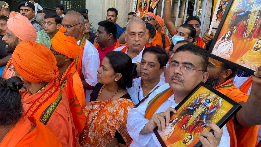 কালীভক্তদের নিয়ে রাজভবনে শুভেন্দু, হাতে কালীর ছবি। 