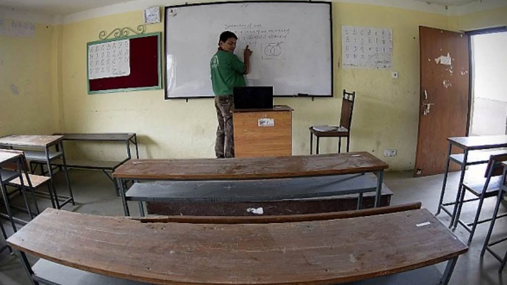 লালনের অভিযোগ, ওই কলেজে আসার পর থেকেই পড়াশোনার পরিবেশ তাঁর নজরে পড়েনি।