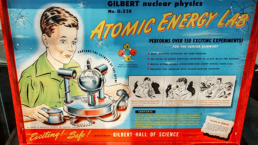 বিশ্বের সবচেয়ে বিপজ্জনক খেলনা তা হলে কী? ‘গিলবার্ট ইউ-২৩৮ অ্যাটমিক এনার্জি ল্যাব কিট’-ই বিশ্বের সব থেকে বিপজ্জনক খেলনা বলে কুখ্যাত হয়েছিল।