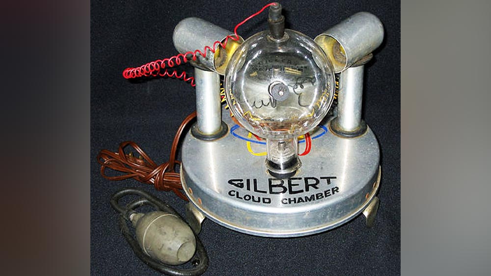 তেজস্ক্রিয় বিকিরণ ঘটাতে পারে এমন তিনটি উৎস ছিল গিলবার্ট ইউ-২৩৮ অ্যাটমিক এনার্জি ল্যাব কিট-এ। এ ছাড়াও এই খেলনার বাক্সে তেজস্ক্রিয় ইউরেনিয়ামের চারটি আকরিকও থাকত।