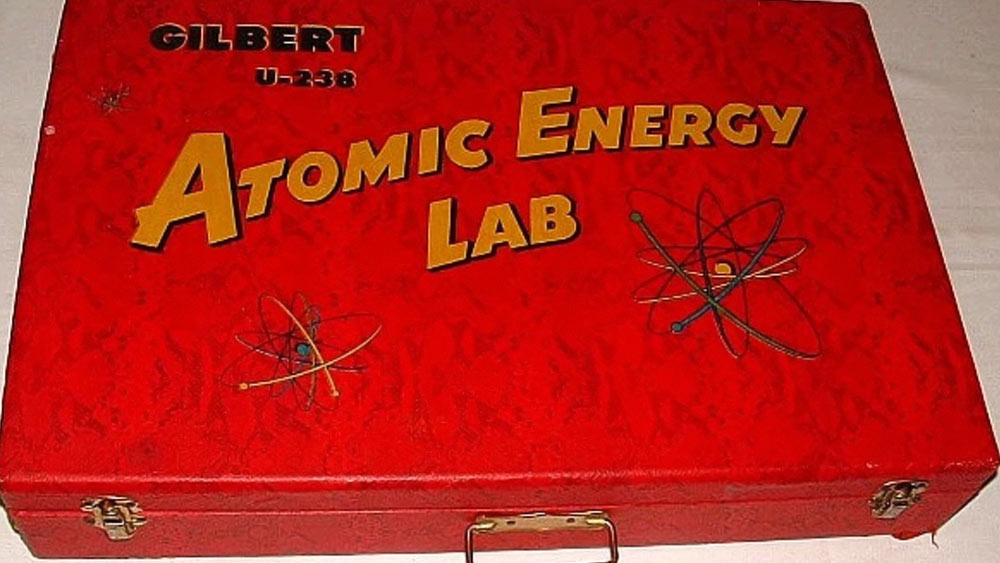 ১৯৫০ সালে এই খেলনা প্রথম বাজারে আসে। এই খেলনা বা ল্যাব কিটের সঙ্গে এটি ব্যবহারের একটি নির্দেশিকাও দেওয়া হত, যাতে লেখা ছিল এই ল্যাব কিট কী ভাবে ব্যবহার করা উচিত।