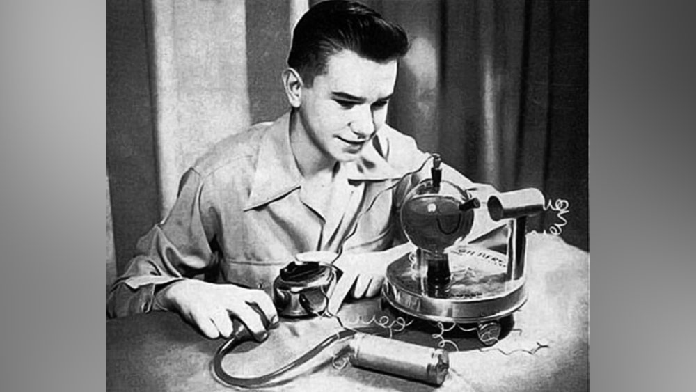 লাল রঙের এই ল্যাব কিটের বাক্সটি খুললেই দেখা যেত এর বিভিন্ন সরঞ্জাম। বিকিরণের মাত্রা বোঝার জন্য দু’টি অণুবীক্ষণ যন্ত্রও গিলবার্ট ইউ-২৩৮ অ্যাটমিক এনার্জি ল্যাব কিটের সঙ্গে দেওয়া হত।