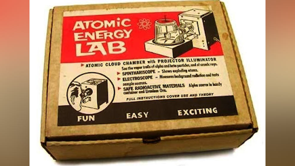 তেজস্ক্রিয় বিটা, আলফা এবং গামা বিকিরণের জন্য একটি কাচের গোলক ছিল এই ল্যাব কিটে। তবে এই গোলকের ভিতরে হাত না দেওয়ার ব্যাপারে কড়া নিষেধাজ্ঞা ছিল নির্দেশিকায়।