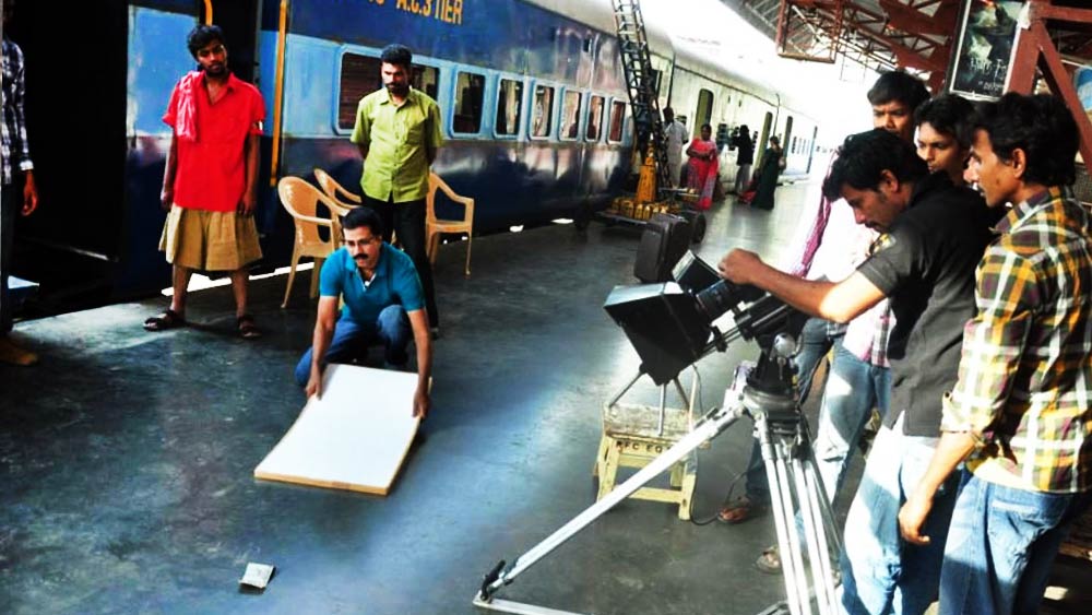 স্টুডিয়োতে সিনেমার সেটও এমন ভাবেই তৈরি করা হয় যাতে দর্শকদের কাছে দৃশ্যানুভূতি আরও রোমাঞ্চকর হয়ে ওঠে। কিছু ক্ষেত্রে সিনেমার গল্প মনে না থাকলেও দৃশ্যগুলি মনে গেঁথে যায়।