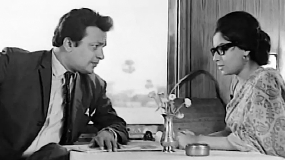 ১৯৬৬ সালে ‘নায়ক’ সিনেমার অধিকাংশ দৃশ্যে দেখা যায় ট্রেনের একটি কামরায় বসে উত্তম কুমার এবং শর্মিলা ঠাকুরের কথোপকথন। 