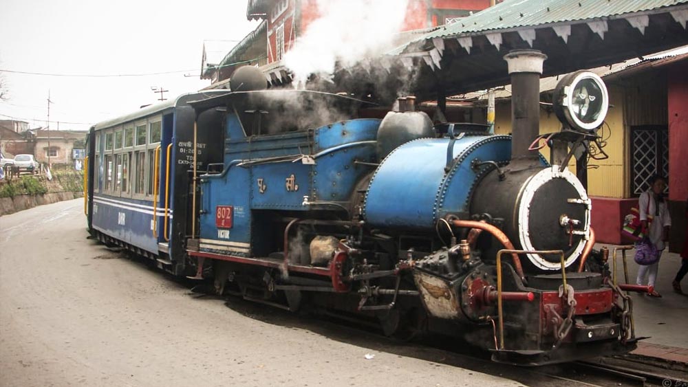 ১৯৬৯ সালে মুক্তি পাওয়া ‘আরাধনা’ ছবিতে কিশোর কুমারের কণ্ঠে ‘মেরে সপনো কি রানি’ গানটিতেও দার্জিলিং টয় ট্রেনের দৃশ্য ভেসে ওঠে। 