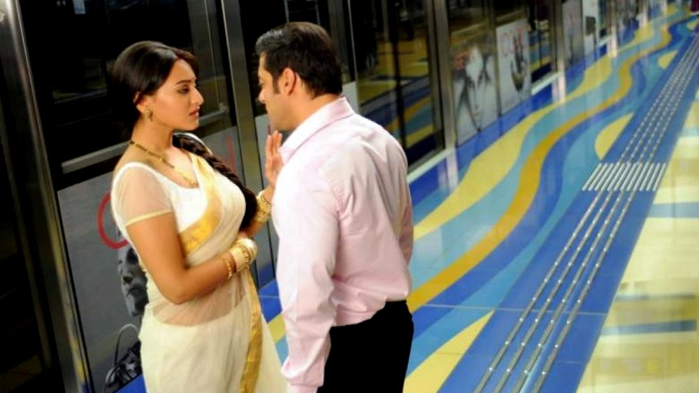 স্টুডিয়োয় রেলস্টেশনের নকল সেট তৈরি করা হলেও দেশের বিভিন্ন রেলস্টেশনে শ্যুটিং হয়েছে বহু সিনেমার। তবে, ব্যস্ততম হোক বা অখ্যাত রেলস্টেশন— বলিউড ইন্ডাস্ট্রি থেকে প্রতি বছর মোটা অঙ্কের টাকা উপার্জন করে ভারতীয় রেল।