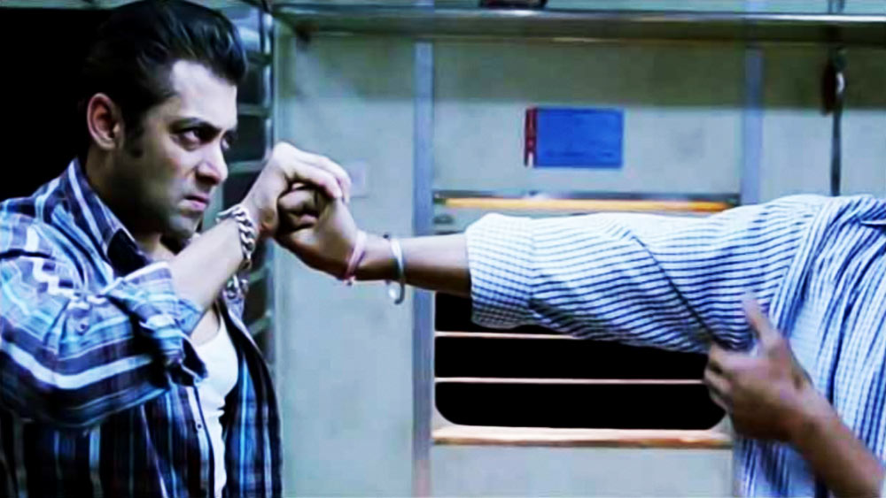 তবে, ডকুমেন্টারি, মিউজিক ভিডিয়ো বা বিজ্ঞাপনের শ্যুটিংয়ের অনুমতি নিতে হলে এখনও অফলাইন প্রক্রিয়ায় আবেদন জানাতে হয় প্রযোজকদের। সিপিআরও দফতরে লিখিত আবেদন জানান প্রযোজকরা। প্রয়োজনীয় নথিপত্র যাচাই করার পর দফতর থেকে শ্যুটিংয়ের অনুমতি দেওয়া হয়।