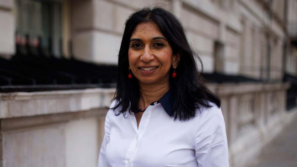 ব্রিটেনের প্রধানমন্ত্রীর দৌড়ে রয়েছেন আর এক ভারতীয় বংশোদ্ভূত সুয়েলা ব্রেভারম্যান। গ্রেটার লন্ডনে জন্ম সুয়েলার মায়ের নাম উমা ফার্নান্ডেজ। মরিশাস থেকে পরে ব্রিটেনে বসবাসকারী উমার জন্ম হিন্দু পরিবারে। মায়ের পূর্বপুরুষরা থাকতেন ভারতেই।