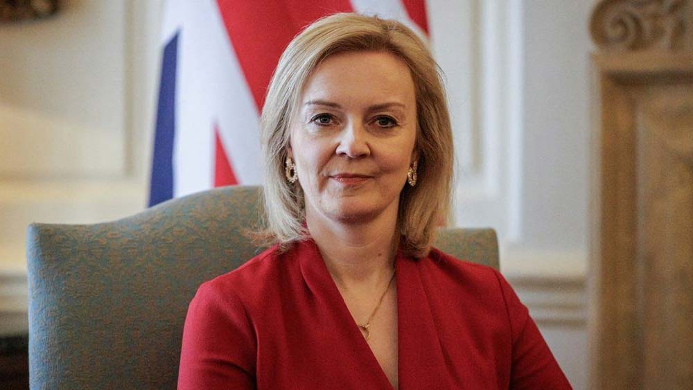 বরিস জনসনের পর প্রধানমন্ত্রিত্বের দৌড়ে রয়েছেন সরকারেরই বিদেশমন্ত্রী লিজ ট্রাস। আইন, বাণিজ্য, রাজস্বের মতো একাধিক দফতর সামলানোর অভিজ্ঞতা রয়েছে তাঁর।