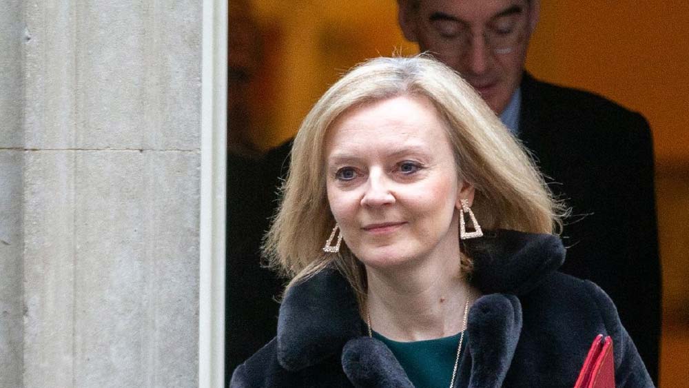 রাশিয়া-ইউক্রেন যুদ্ধের আবহে পুতিনের দেশের বিরুদ্ধে কড়া অবস্থান নেওয়ার পিছনে ভূমিকা ছিল লিজের। ঋষির অন্যতম প্রতিদ্বন্দ্বী লিজ ঘোষণা করেছেন, তিনি প্রধানমন্ত্রী হলে ইংল্যান্ডের মানুষের দৈনন্দিন ব্যয় সঙ্কোচনে মন দেবেন। প্রধানমন্ত্রী হলে নাকি তাঁর প্রথম পদক্ষেপই হবে বিভিন্ন খাতের কর কমানো।