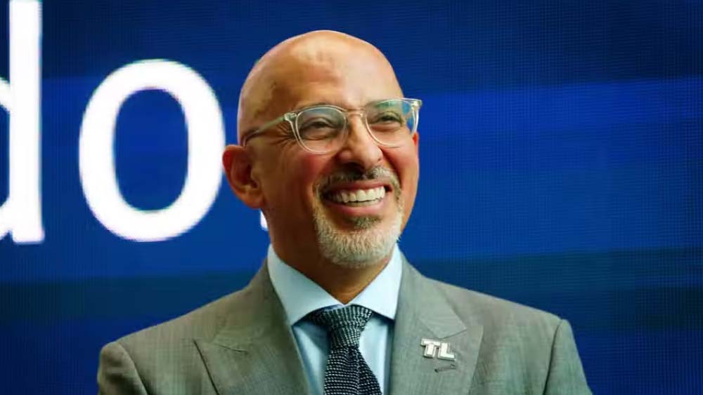 কুর্দ পরিবারের সন্তান নাদিম খুব ছোটবেলায় বাবা-মায়ের হাত ধরে ব্রিটেনে বসবাস শুরু করেন। প্রথমে ইংরেজি বলতেই পারতেন না ইংল্যান্ডের প্রধানমন্ত্রীর হওয়ার দৌড়ে থাকা এই রাজনীতিক। করোনা আবহে ইংল্যান্ডের স্বাস্থ্য সচিব হিসেবে তাঁর কাজ প্রশংসা কুড়িয়েছে।