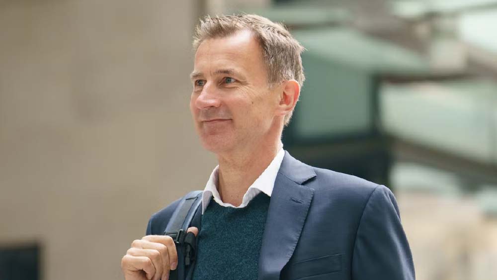 ৫৫ বছর বয়সি রাজনীতিক জাপানি ভাষায় দারুণ দক্ষ। তবে জনসনের মতো জনপ্রিয়তা নেই তাঁর। ঘোষণা করেছেন, ক্ষমতায় এলে কর্পোরেশন ট্যাক্স কমিয়ে দেবেন। অর্থনৈতিক সংস্কারে জোর দেবেন।