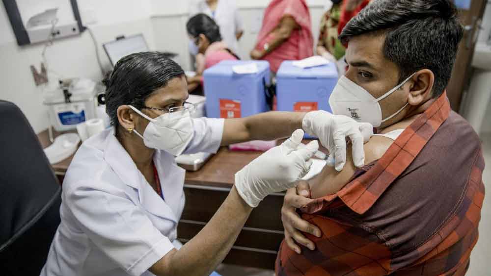 অরোরা জানান, এই মুহূর্তে কোভিডের নতুন উপরূপ জেএন.১-এর জন্য কোনও আলাদা টিকার প্রয়োজন নেই। তবে সতর্ক থাকতে হবে সকলকে। 