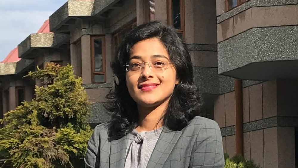 ভাল ইংরেজি বলতে না পারার জন্য তাঁকে নিয়ে কম মশকরা করেনি কলেজের সহপাঠীরা। কিন্তু সেই অপমান সহ্য করেও নিজের উদ্দেশ্যসাধনে লড়াই চালিয়ে গিয়েছেন। আজ তিনি দেশের এক জন আইএএস আধিকারিক।