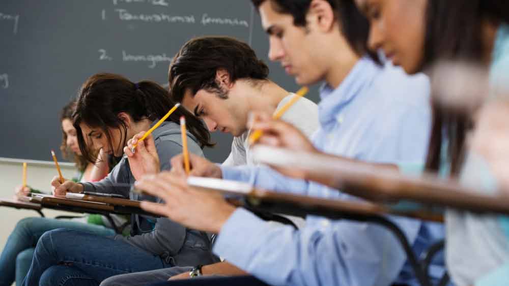 স্কুলের পড়া শেষে ভোপালে ইঞ্জিনিয়ারিং কলেজে ভর্তি হন সুরভি। ইলেকট্রনিক্স অ্যান্ড কমিউনিকেশন নিয়ে পড়াশোনা শুরু করেন। 