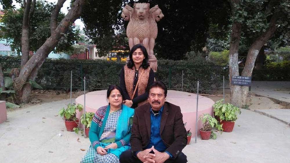 সাবলীল ইংরেজি বলতে না পারায় কলেজে বিভিন্ন সময়ে কটাক্ষের শিকার হন সুরভি। কিন্তু তার পরেও লক্ষ্যভ্রষ্ট হননি। নিজের সাফল্য দিয়েই সেই সব নিন্দকদের মুখের উপর সপাটে জবাব দিয়েছেন সতনার এই মেয়ে।