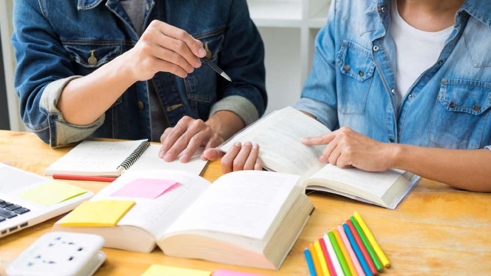 ২০১৩ সালে আইইএস পরীক্ষায় সুরভি সারা দেশের মধ্যে প্রথম হয়েছিলেন।