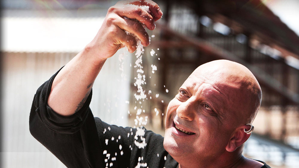 সঞ্জয় তাঁর চরিত্রের নেতিবাচকতা আরও ভাল করে দর্শকদের সামনে তুলে ধরতে মাথার সমস্ত চুল কামিয়ে ফেলেছিলেন। শুধু তা-ই নয়, শোনা যায় ভুরুও অনেকটা কামিয়ে ফেলেছিলেন সঞ্জয়।