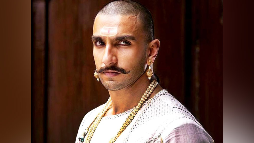 সঞ্জয় লীলা ভন্সালী পরিচালিত ‘বাজিরাও মস্তানি’ ছবিতে পেশোয়া বাজিরাওয়ের ভূমিকায় অভিনয় করেছিলেন রণবীর সিংহ। ইতিহাসের সত্যতা বজায় রাখতে পেশোয়া চরিত্রে অভিনয় করার সময় রণবীরকে মাথার চুল কাটতে হয়েছিল।