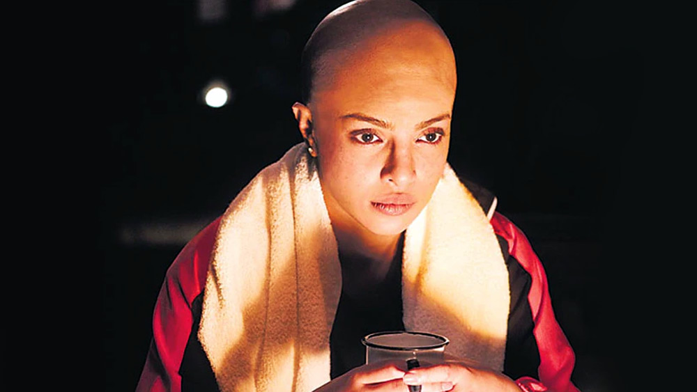 কিন্তু অভিনেত্রী আর সাহস করে তাঁর মাথার চুল কাটেননি। মেকআপ ও প্রস্থেটিক্সের মাধ্যমে এই দৃশ্যগুলিতে অভিনয় করেছিলেন প্রিয়ঙ্কা।