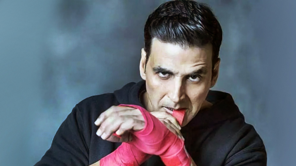 বলিজগতের এক অভিনেতাও প্রস্থেটিক্সের সাহায্য নিয়ে এই ধরনের দৃশ্যে অভিনয় করেছিলেন। তিনি আর কেউ নন, বলিউডের ‘খিলাড়ি’ অক্ষয় কুমার।