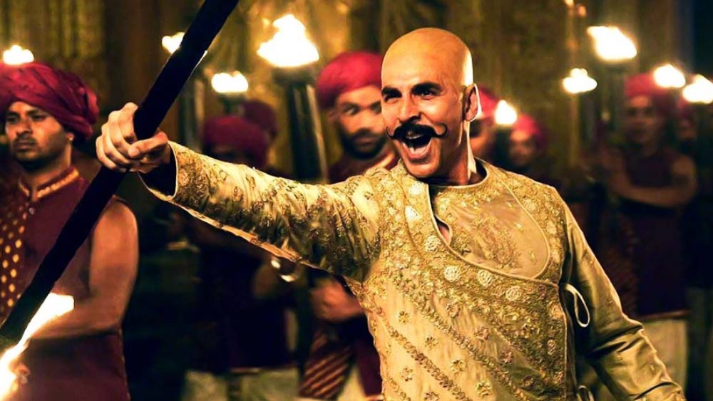 কিন্তু চরিত্র বিশেষে শুধুমাত্র অক্ষয়ের মাথাতেই চুল ছিল না। তিনি প্রস্থেটিক্সের মাধ্যমে এই রূপ ফুটিয়ে তুলতে সফল হয়েছিলেন।