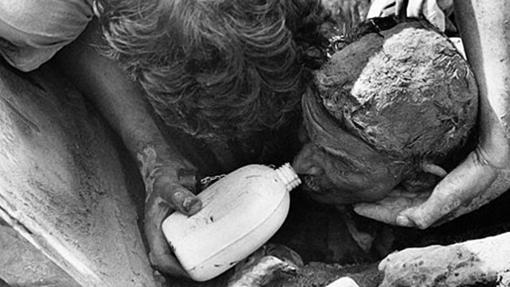 যখন নেভাদো দেল রুইজ আগ্নেয়গিরির মুখ থেকে গরম লাভা বেরোনো শুরু হয়, তখন নিকটবর্তী হিমবাহ গলে জল সমতলের দিকে গড়িয়ে আসে। এই জল নদীর তীরের পাথর এবং মাটির সঙ্গে মিশে সমতল এলাকায় বিপর্যয়ের সৃষ্টি করে। আগ্নেয়গিরির গরম লাভার সঙ্গে তুষারগলা জল এবং কাদার মিশ্রণ পরিচিত ‘লাহার’ নামে।