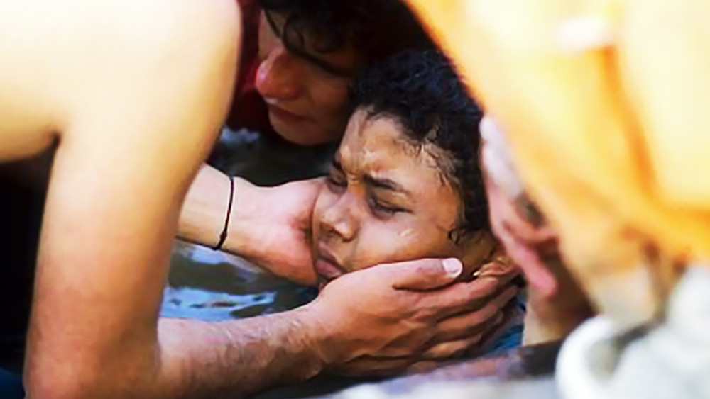 কলম্বিয়ান মেয়ে ওমায়রা ১৯৭২ সালের ২৮ আগস্ট জন্মগ্রহণ করে। তার বাবা আলভারো এনরিক এবং মা মারিয়া আলেদা। স্থানীয় একটি স্কুলে পড়াশোনা করত ওমায়রা। স্কুলে এক জন মেধাবী ছাত্রী হিসেবেই পরিচিত ছিল ওমায়রা।