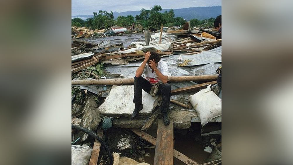 উদ্ধারকারীরা দেখেন, ওমায়রা কোনও রকমে তার হাত জলকাদার উপরে তুলে রয়েছে। উদ্ধারকারীদের দেখেই হাত তুলে সে জানান দেয় যে, সে তখনও জীবিত রয়েছে।