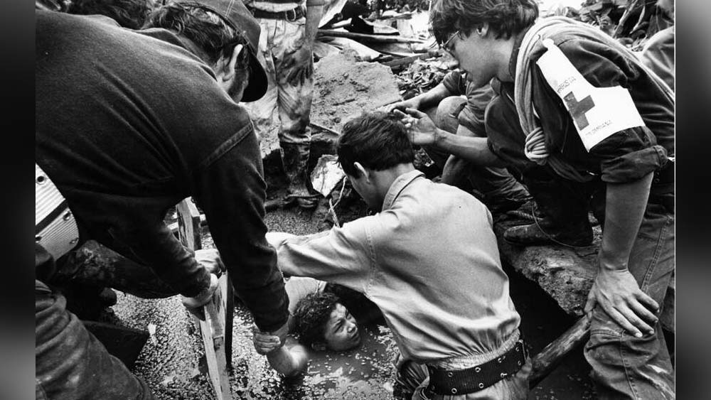 উদ্ধারকারীরা ওমায়রাকে সাহায্যের জন্য ছুটে এলেও খুব শীঘ্রই বুঝতে পারেন, তাকে উদ্ধার করা অত সহজ নয়।