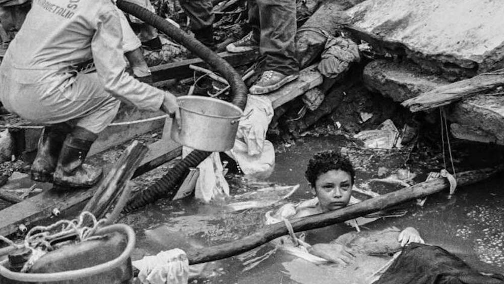 উদ্ধারকারীরা বুঝতে পারেন, ওমায়রার কোমর থেকে নীচের অংশ জলের তলায় থাকা কংক্রিটের নীচে চাপা পড়েছে। স্বেচ্ছাসেবকরা অনেক চেষ্টার পর ওমায়রার শরীরের উপরের অংশকে যতটা সম্ভব কংক্রিটের বাঁধন থেকে মুক্ত করেন।