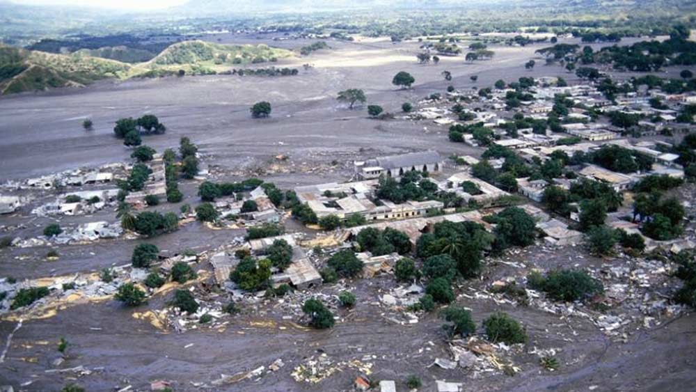 কংক্রিট থেকে ছোট্ট ওমায়রাকে মুক্ত করার মতো প্রয়োজনীয় সরঞ্জাম উদ্ধারকারীদের কাছে ছিল না। ওমায়রার শরীর জলের মধ্যে ভাসিয়ে রাখতে উদ্ধারকারী দলের সদস্যেরা তার শরীরের চারপাশে কাঠের মঞ্চ তৈরি করেন। তার শরীরে একটি টায়ারও লাগানো হয়।