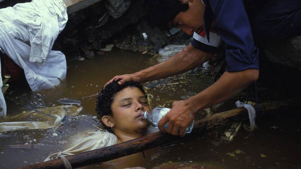 ওমায়রাকে উদ্ধার করার পুরো প্রক্রিয়া চলাকালীন সে জার্মান সাংবাদিক সান্তা মারিয়া ব্যারাগানের সঙ্গে কথা বলে। মারিয়ার সমস্ত প্রশ্নের উত্তর দেওয়ার পাশাপাশি সে গান গেয়ে, লজেন্স খেয়ে এবং সোডা পান করে নিজেকে উজ্জীবিত রাখার চেষ্টা করে।