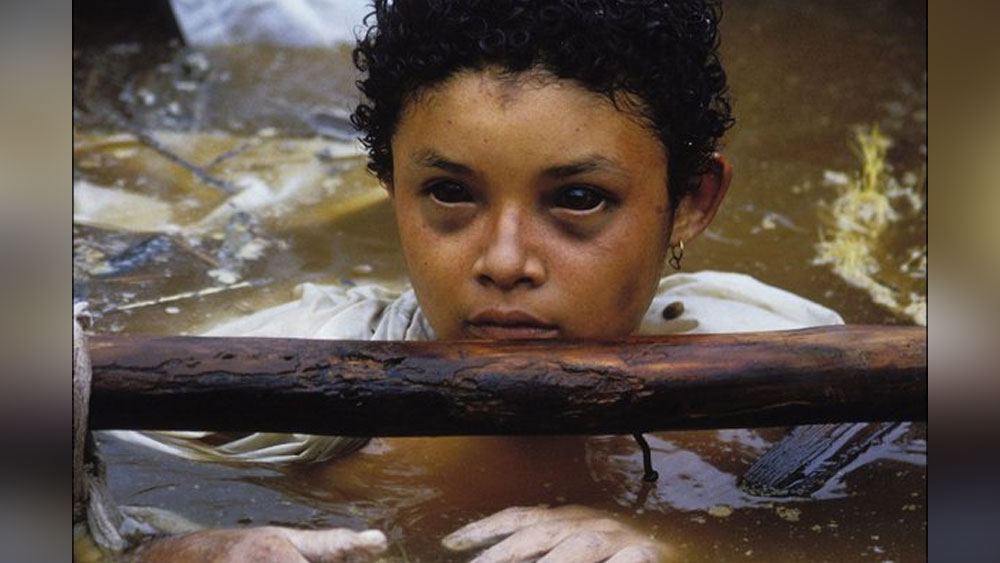 তবে আটকা পড়ার দ্বিতীয় দিনে ধীরে ধীরে নিস্তেজ হতে শুরু করে ওমায়রা। তৃতীয় দিনে ভুল বকতেও শুরু করে সে। বারংবার বলতে থাকে একটাই কথা— ‘‘আমি স্কুলে দেরি করে পৌঁছাতে চাই না।’’ এমনকি স্কুলে আসন্ন গণিত পরীক্ষার কথাও উল্লেখ করে সে।