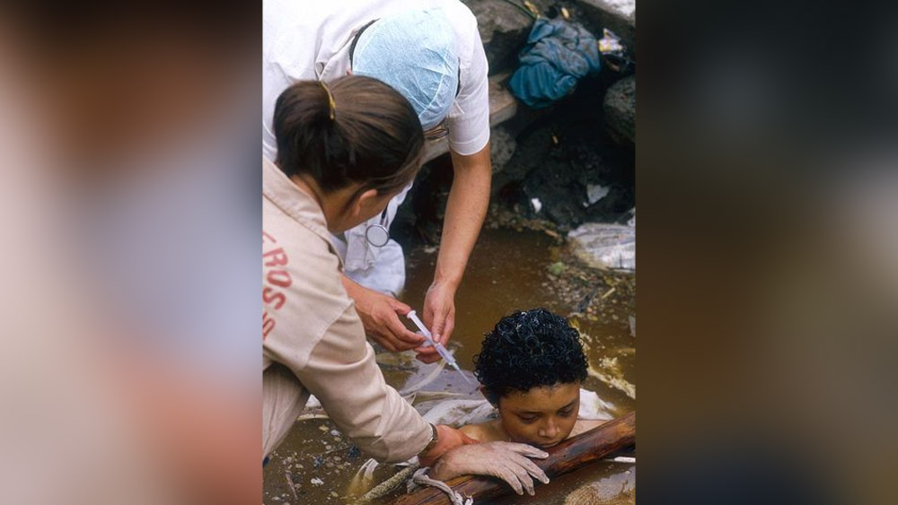 জল এবং ধ্বংসস্তূপের চাপে ওমায়রার চোখ প্রথমে লাল এবং ধীরে ধীরে কালো হতে থাকে। চিকিৎসকেরাও ঘটনাস্থলে পৌঁছে তাকে বাঁচানোর চেষ্টা করতে থাকেন।