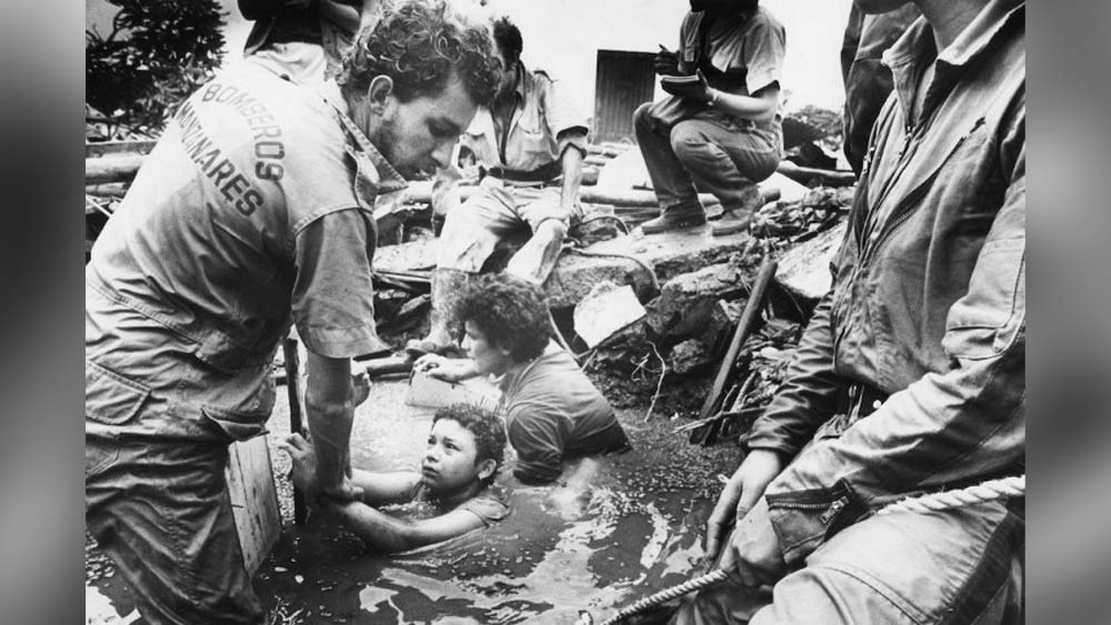 ওমায়রার অঙ্গচ্ছেদ করে নিরাপদ ভাবে তাকে মুক্ত করার প্রয়োজনীয় সরঞ্জাম সেই মুহূর্তে চিকিৎসকদের কাছেও ছিল না। সময় আরও গড়ালে যন্ত্রণায় কাতরাতে শুরু করে ওমায়রা। অনেক চেষ্টার পরও যখন উদ্ধারকারী এবং চিকিৎসকেরা তাকে উদ্ধার করতে ব্যর্থ হন, তখন তাঁরা সিদ্ধান্ত নেন যে, ওমায়রাকে শান্ত রাখা এবং তাকে মরতে দেওয়াই হবে সব থেকে মানবিক কাজ।