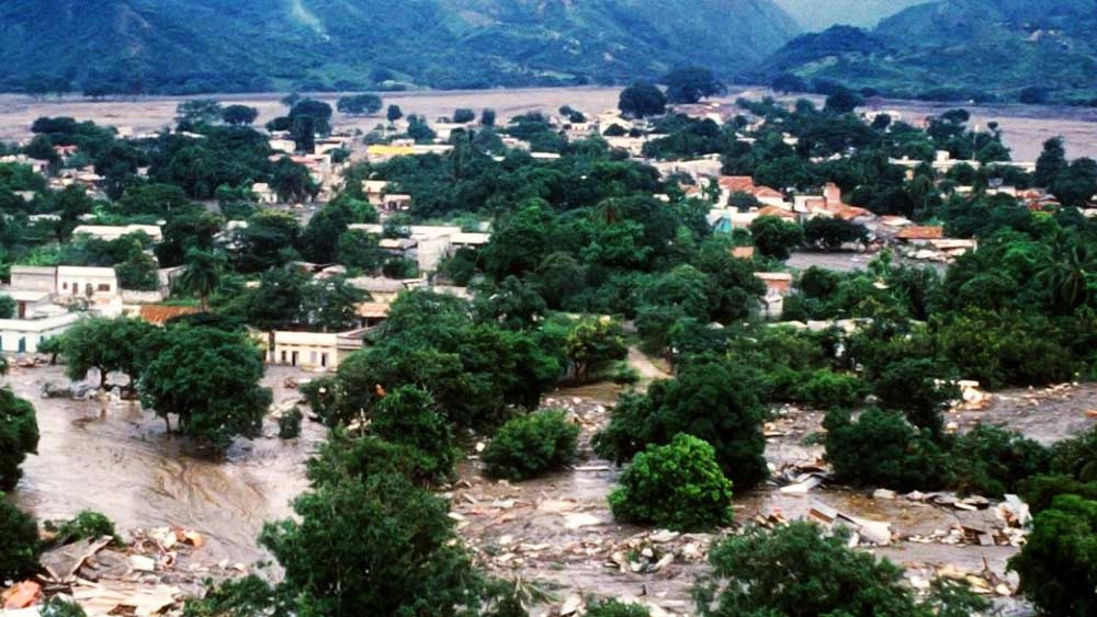 উদ্ধারকারীরা মনে করেন, ওমায়রাকে উদ্ধারের জন্য আরও টানাহ্যাঁচড়া করলে তার কষ্ট বাড়বে বই কমবে না। তাই ওমায়রাকে আশ্বস্ত করতে শুরু করে ঘটনাস্থলে উপস্থিত জনগণ।